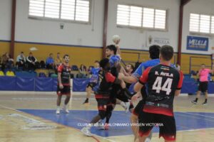 Jugadores del Club Melilla Balonmano en acción durante un partido