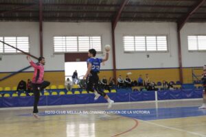 Jugadores del Club Melilla Balonmano en acción durante un partido