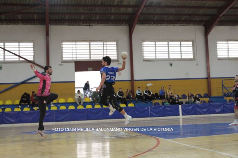 Jugadores del Club Melilla Balonmano en acción durante un partido