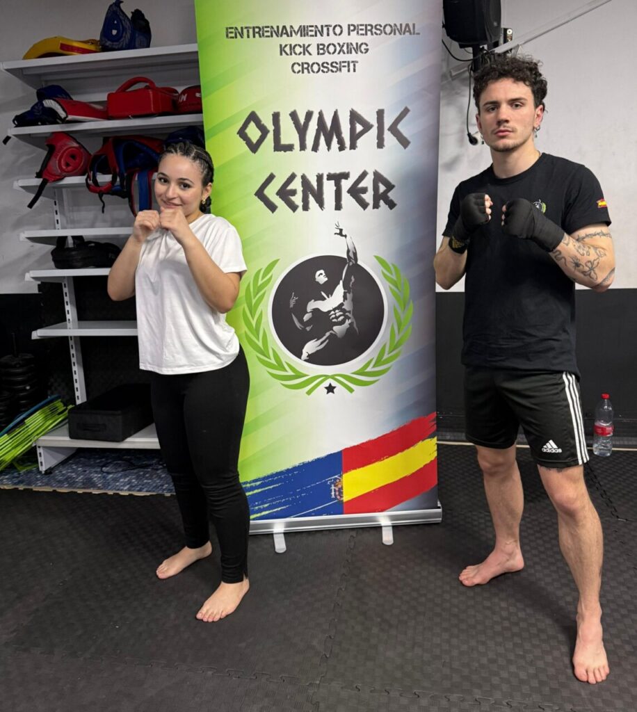 Entrenadores del Club Olympic Center posando en el gimnasio