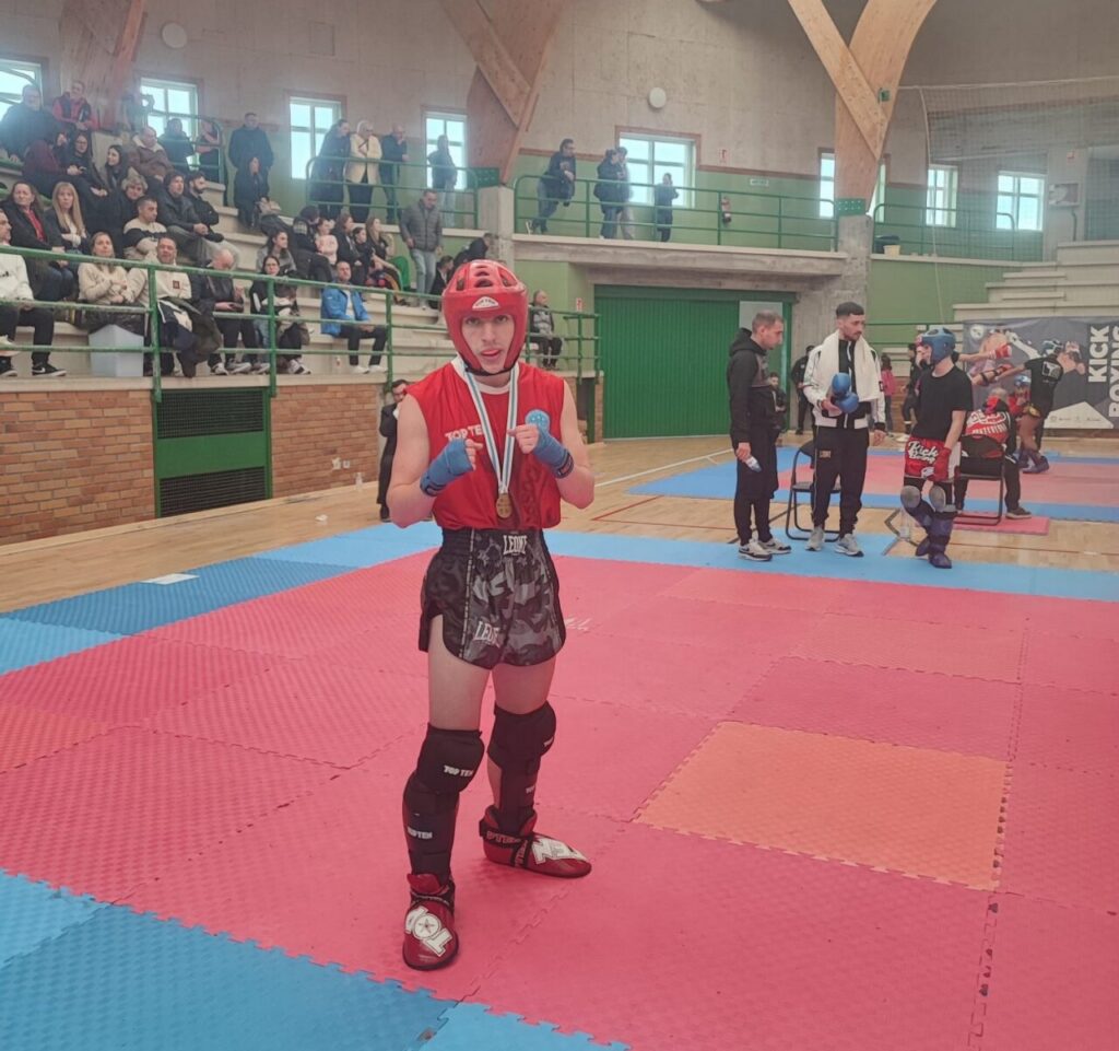 Competidor del Club Olympic Center Melilla con medallas en campeonato de kickboxing