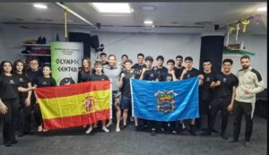 Equipo del Club Olympic Center Melilla con banderas en el gimnasio