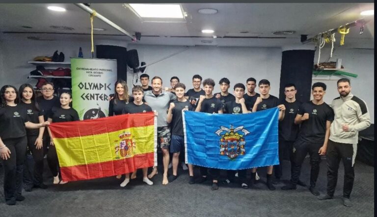 Equipo del Club Olympic Center Melilla con banderas en el gimnasio