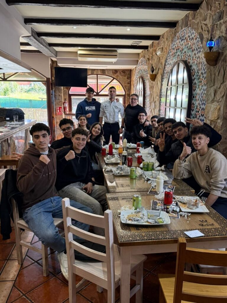 Grupo de jóvenes del Club Olympic Center Melilla celebrando en un restaurante