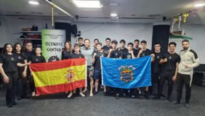 Grupo de deportistas del Club Olympic Center de Melilla con banderas