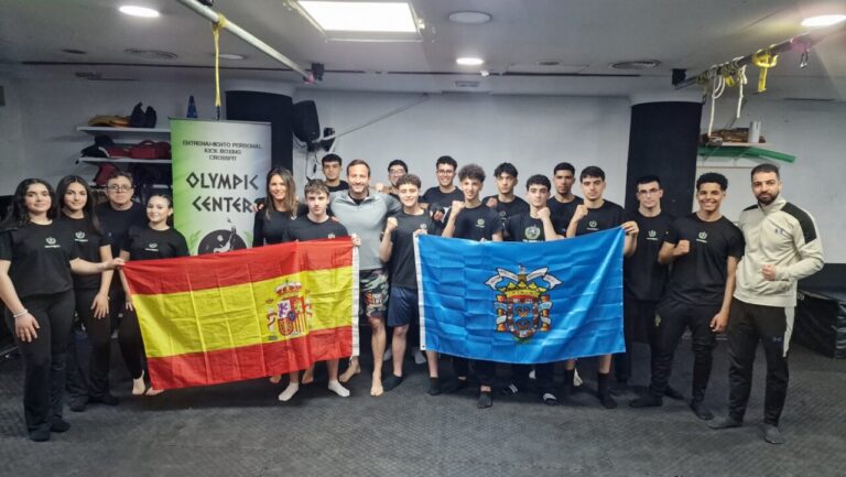 Grupo de deportistas del Club Olympic Center de Melilla con banderas