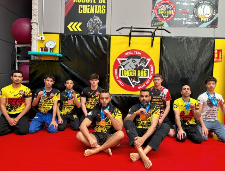 Miembros del Club Sub Cero Melilla mostrando sus medallas de Jiu-Jitsu