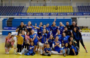 Jugadoras del Club Voleibol Melilla celebrando su victoria con niños