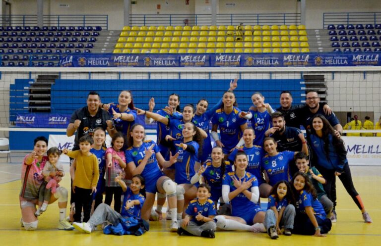 Jugadoras del Club Voleibol Melilla celebrando su victoria con niños