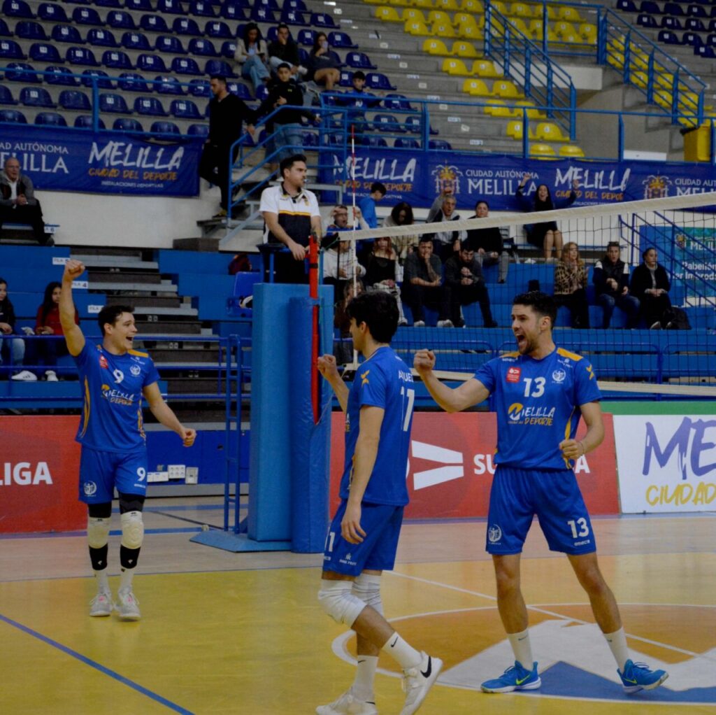 Jugadores del Club Voleibol Melilla celebrando una victoria contra Leganés