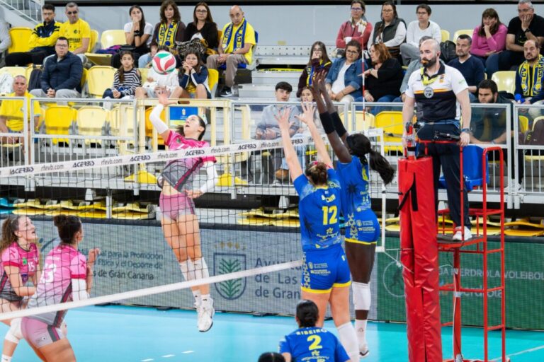 Jugadora del Club Voleibol Melilla saltando para rematar en un partido