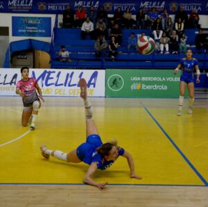 Jugadoras del Club Voleibol Melilla en acción durante un partido