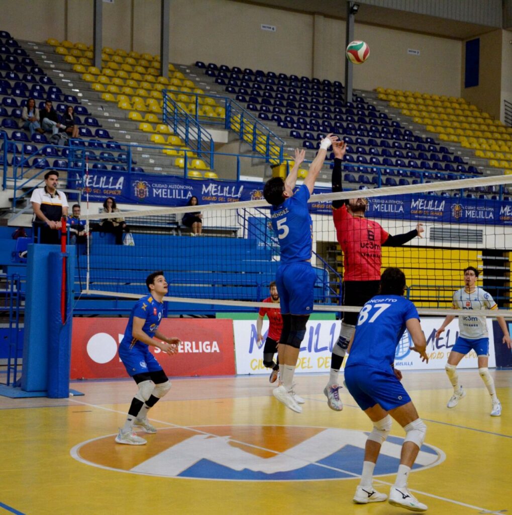 Jugadores del Club Voleibol Melilla en acción durante un partido