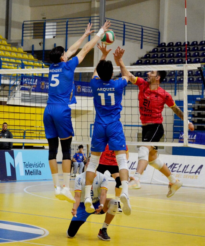 Jugadores del Club Voleibol Melilla en acción durante un partido.