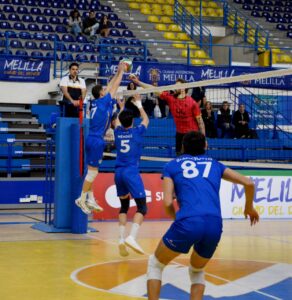 Jugadores del Club Voleibol Melilla durante un partido en el pabellón El Batán.