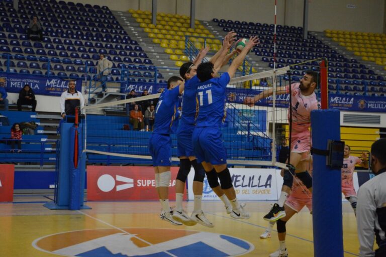 Jugadores del Club Voleibol Melilla en un partido contra Tarragona