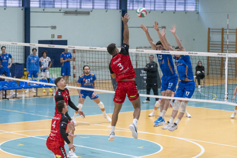 Jugadores del Club Voleibol Melilla en un partido contra San Roque