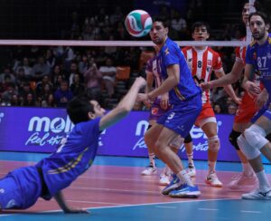 Jugadores del Club Voleibol Melilla en acción durante la final de la Copa del Rey.