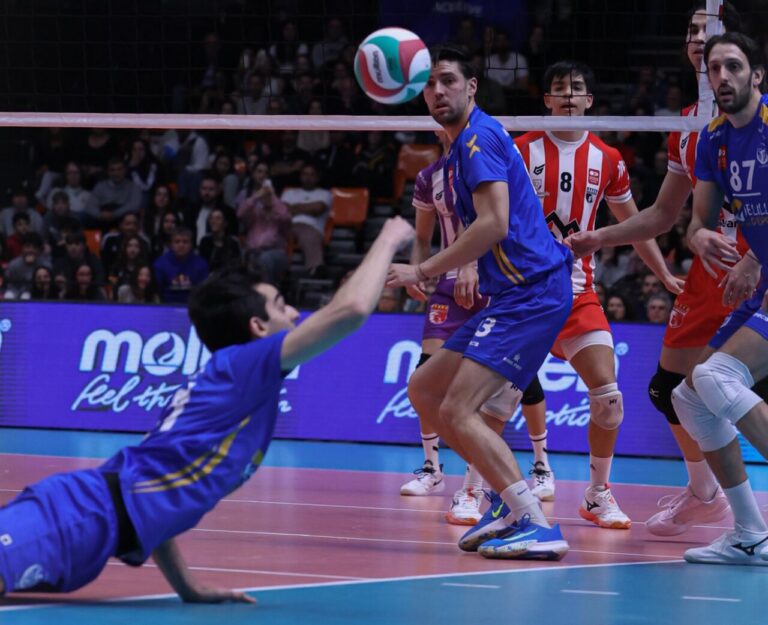 Jugadores del Club Voleibol Melilla en acción durante la final de la Copa del Rey.