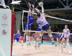 Jugadoras de voleibol en un intenso partido en el Pavelló Municipal d’Esports