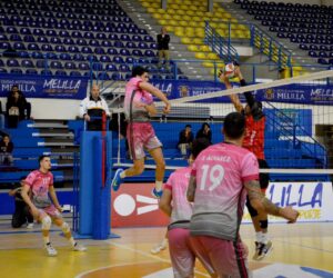 Jugadores del Club Voleibol Melilla en acción durante un partido