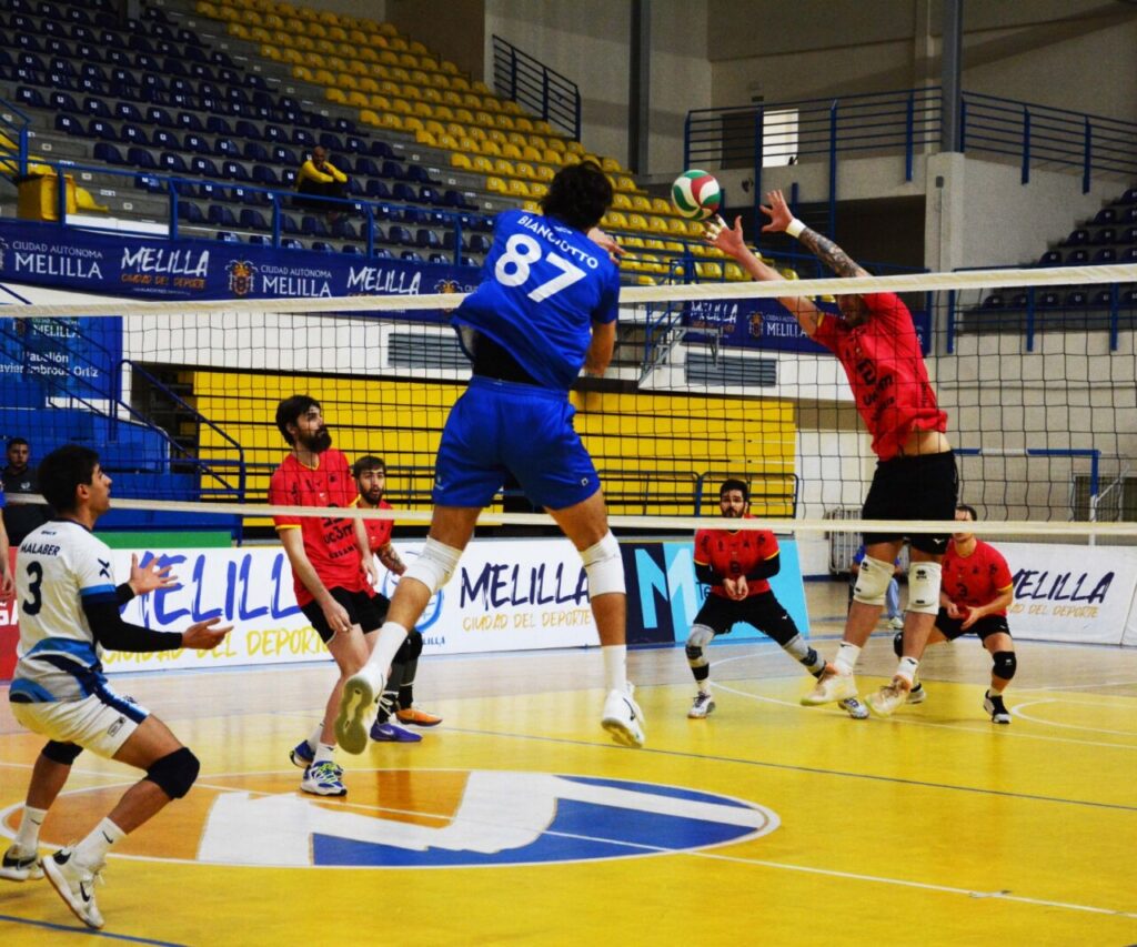 Jugadores del Club Voleibol Melilla en acción durante un partido