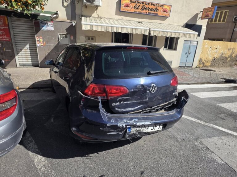 Coche Volkswagen Golf dañado tras un accidente en Melilla