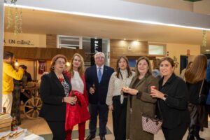 Celebración del 34 aniversario de COMAMEL con asistentes en un salón renovado