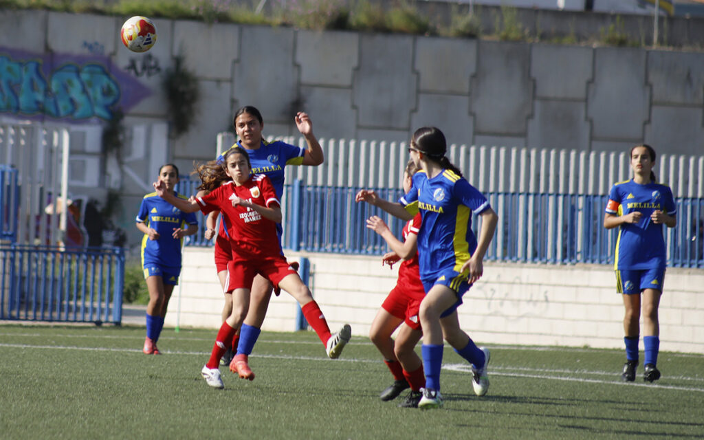 Jugadoras del combinado infantil de Melilla compitiendo en un partido de fútbol