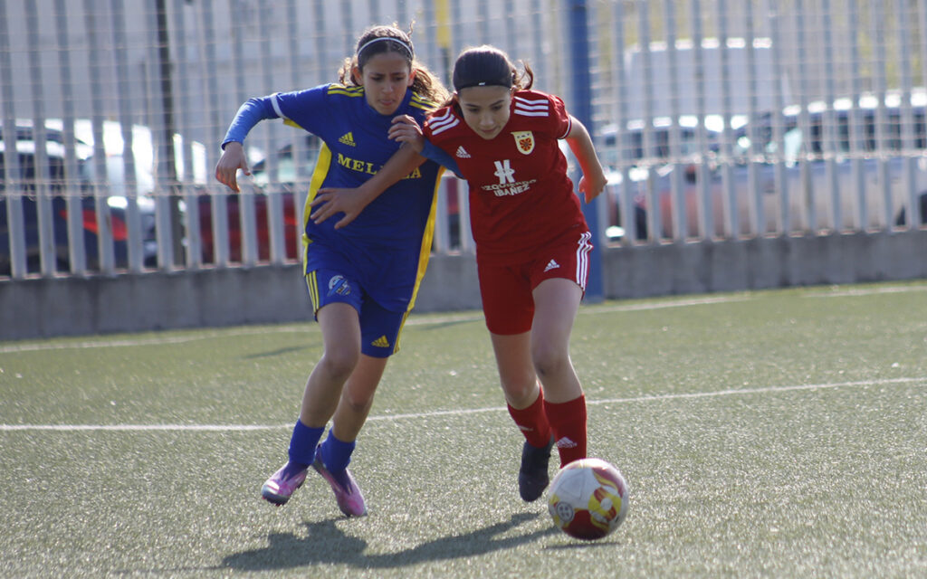 Jugadoras de fútbol compitiendo en un partido infantil en Zaragoza