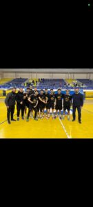 Grupo de personas disfrutando de una comida en una celebración familiar