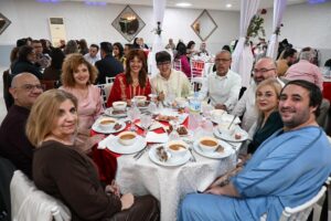 Grupo de personas disfrutando de una comida en una celebración familiar