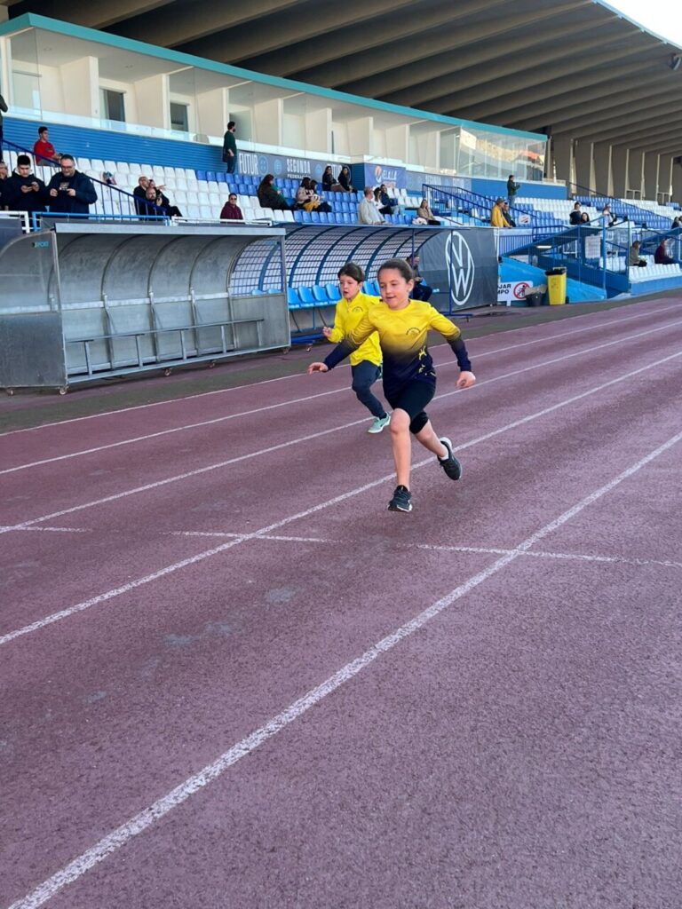 Niños corriendo en una competición de atletismo en Melilla