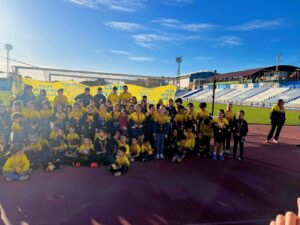 Grupo de jóvenes atletas del Club Atlético Melilla tras la competición de fin de trimestre