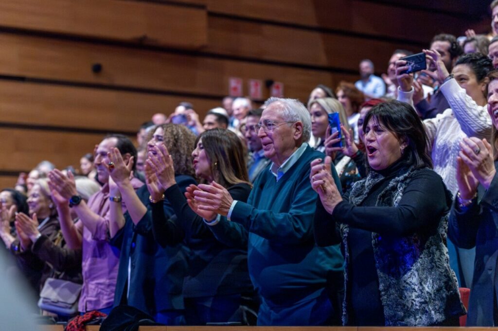 Público aplaudiendo durante el concierto de José Mercé en el Teatro Kursaal