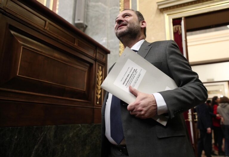 José Luis Ábalos en el Congreso con documentos en mano