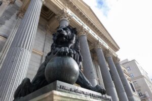 Estatua de un león en la entrada del Congreso de los Diputados en España