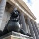 Estatua de un león en la entrada del Congreso de los Diputados en España