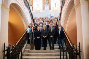 Reunión del Consejo Escolar del Estado con miembros y autoridades en un edificio