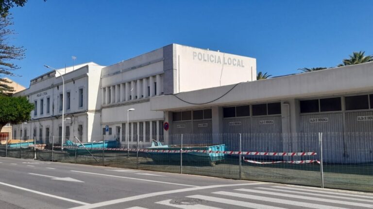 Edificio de la antigua jefatura de Policía Local en Melilla en demolición