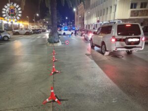 Control de tráfico nocturno con vehículos y conos de señalización