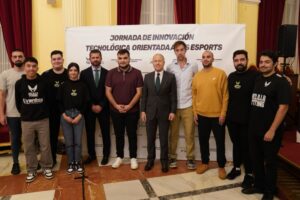 Grupo de personas en un evento sobre videojuegos en Melilla