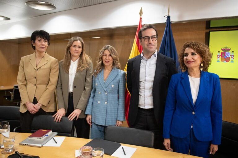 Reunión del ministro Carlos Cuerpo con otros miembros del gobierno español