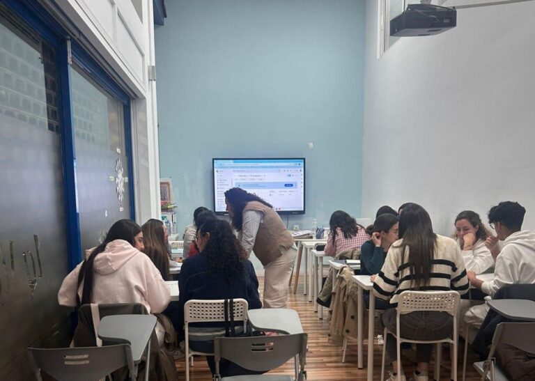 Estudiantes en clase de inglés intensivo en Melilla