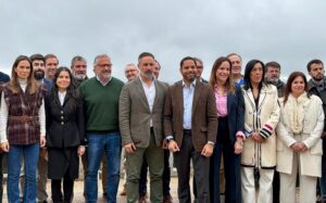 Restos de un objeto quemado en la calle con nieve