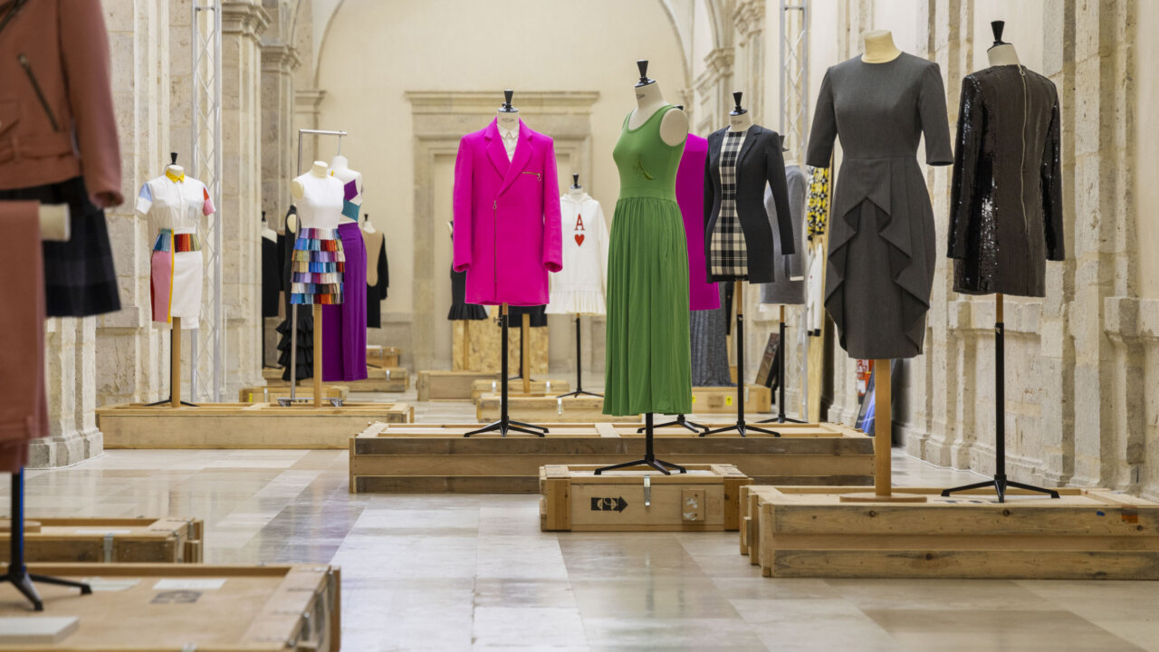 Exposición de moda con vestidos de David Delfin en un espacio cultural