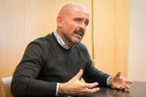 Jaime de los Santos hablando sobre política en una reunión