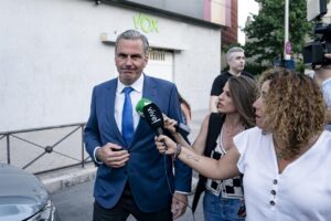 Javier Ortega Smith presentando una denuncia ante los medios de comunicación