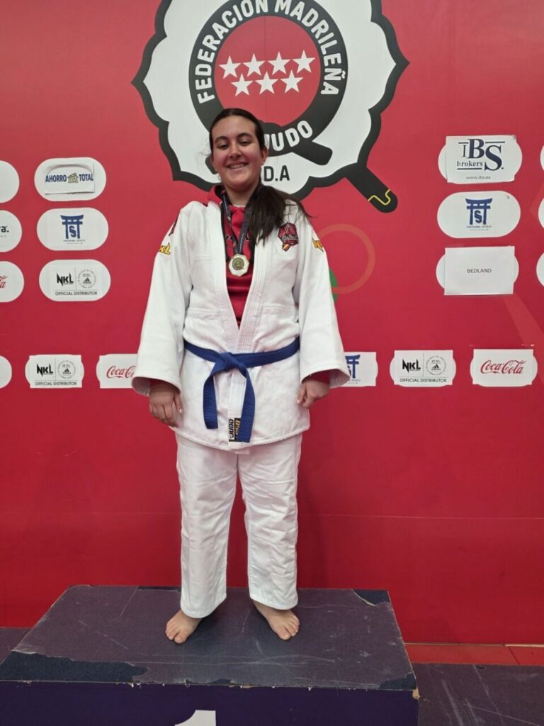 Competidora de judo de la Escuela Kogyjudo con medalla en podio