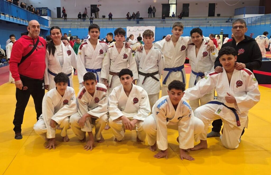 Grupo de deportistas de la Escuela Kogyjudo en una competición de judo